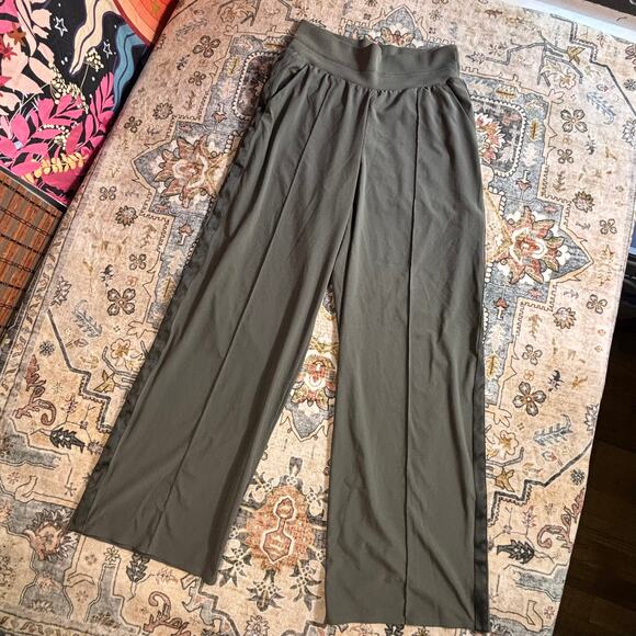 Athleta Nolita Wide Leg Pants Army Green Outdoor Athletic Gym Yoga Pant Size 10 - Picture 1 of 13